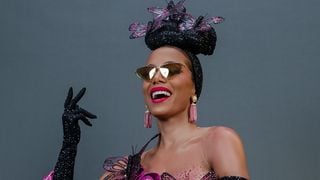 Anitta se veste de Carmen Miranda e homenageia cantora em seu bloco: 'Tinha que fechar o carnaval com ela'