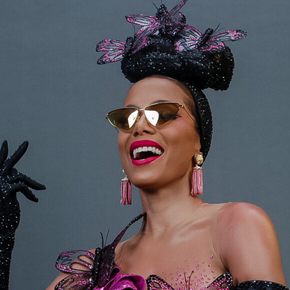 Anitta usou look inspirado em Carmen Miranda na reta final do Carnaval
