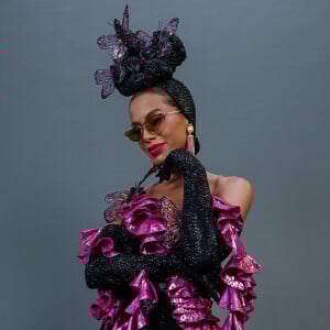 Com figurino inspirado em Carmen Miranda, Anitta recebeu convidados famosos em seu trio