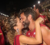 Bárbara Borges e Iran Malfitano não economizaram nos beijos enquanto assistiam aos desfiles das escolas de samba