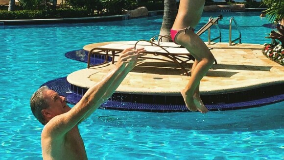 Roberto Justus brinca com a filha Rafaella Justus em piscina: 'Princesa voando'