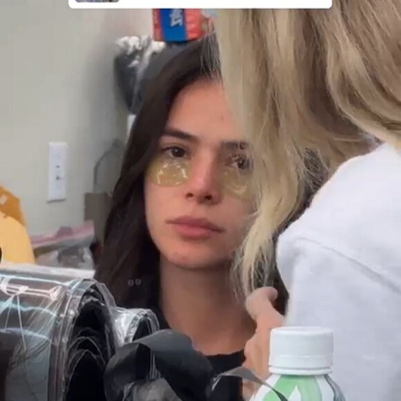 Bruna Marquezine foi flagrada por Xolo Maridueña ao ser maquiada