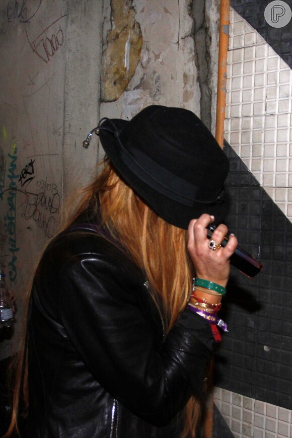 Lindsay Lohan esconde o rosto ao chegar em boate, em 29 de março de 2013