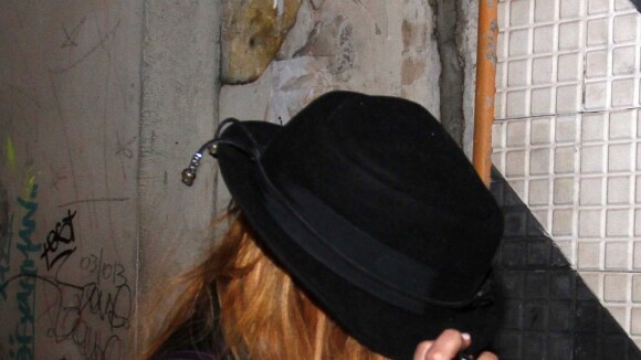Lindsay Lohan curte festival e esconde o rosto ao entrar em boate