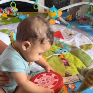 Filho de Viviane Araujo brinca com pandeiro do Salgueiro em vídeo publicado pela atriz