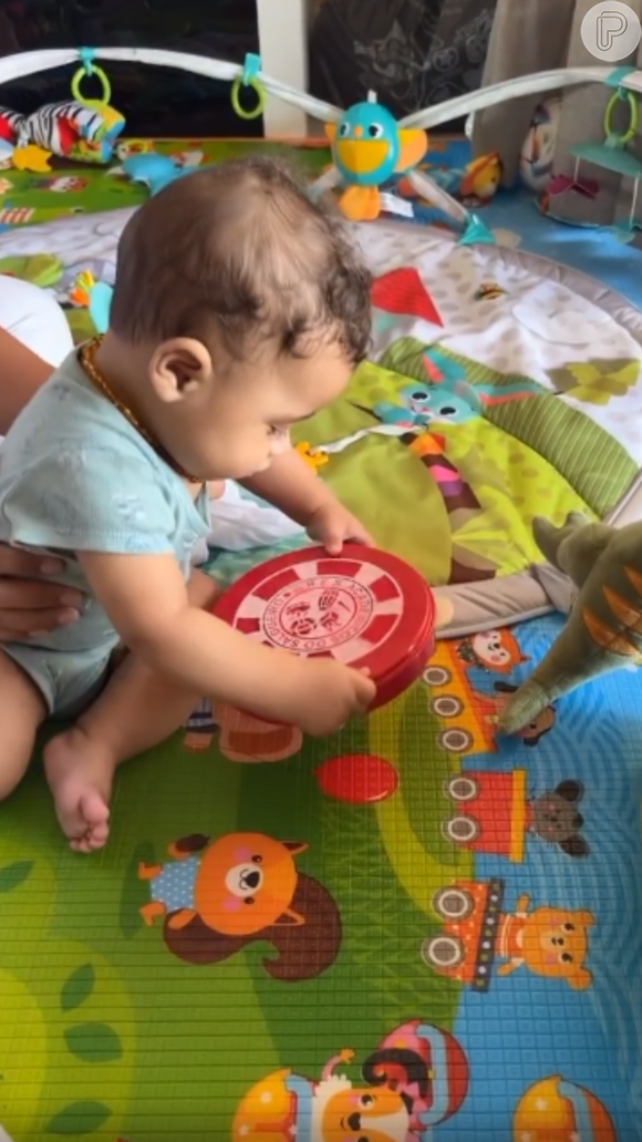 Filho de Viviane Araujo brinca com pandeiro do Salgueiro em vídeo publicado pela atriz
