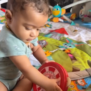 Filho de Viviane Araujo bateu no pandeiro do Salgueiro, para a alegria da mamãe