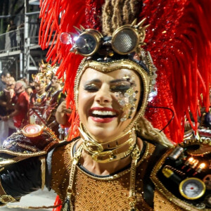 Viviane Araujo brilhou no desfile do Salgueiro neste Carnaval