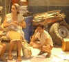 Novela 'Senhora do Destino': Maria do Carmo (Carolina Dieckmann/Susana Vieira) chega ao Rio de Janeiro no dia da assinatura do AI-5 e ao se perder do irmão vai morar em um prédio abandonado