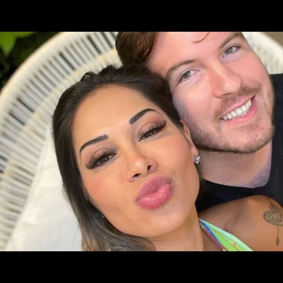 Thiago Nigro explicou que o anúncio do namoro com Maíra Cardi foi revelado antes do previsto