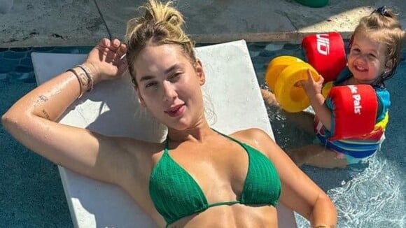 Virgínia Fonseca posta foto na piscina com a filha e corpo extremamente sarado divide opiniões na web