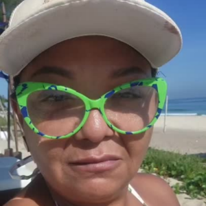 Mulher de Arlindo Cruz filosofou sobre ida à praia: 'Bora viver. O sol sempre volta! Sempre'