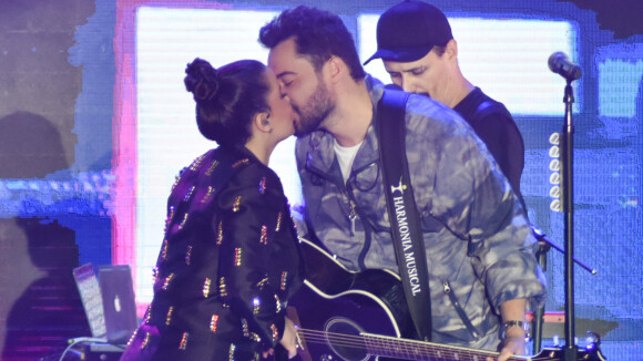 Juntos pela 12ª vez! Maiara e Fernando Zor se beijam durante show em navio de Luan Santana. Fotos!