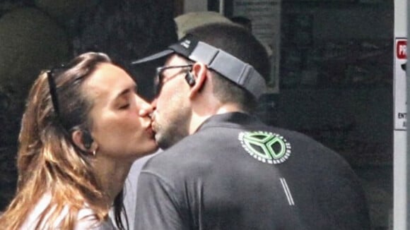 Flagra! Rafa Kalimann e novo affair trocam beijos em quiosque durante passeio pela orla do Rio. Fotos