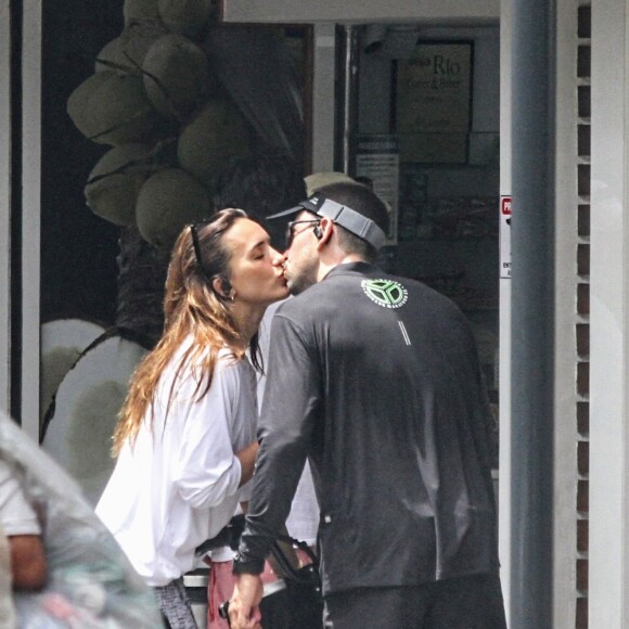 Rafa Kalimann e seu novo affair trocararam beijos durante passeio na orla do Rio