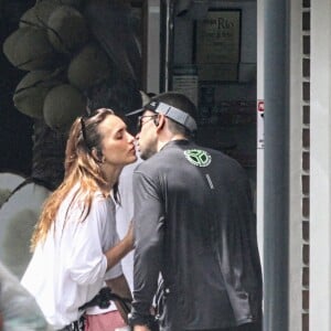 Novo affair de Rafa Kalimann e a apresentadora trocaram beijos durante passeio