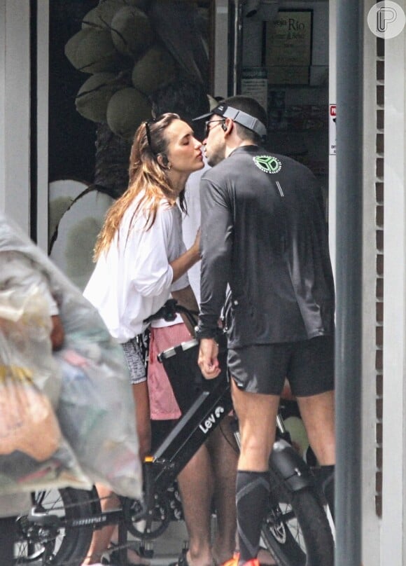 Novo affair de Rafa Kalimann e a apresentadora trocaram beijos durante passeio
