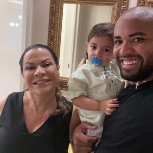 Ruth Moreira, mãe de Marília Mendonça, vive com o neto, Leo, e o marido, Deyvid Fabrício