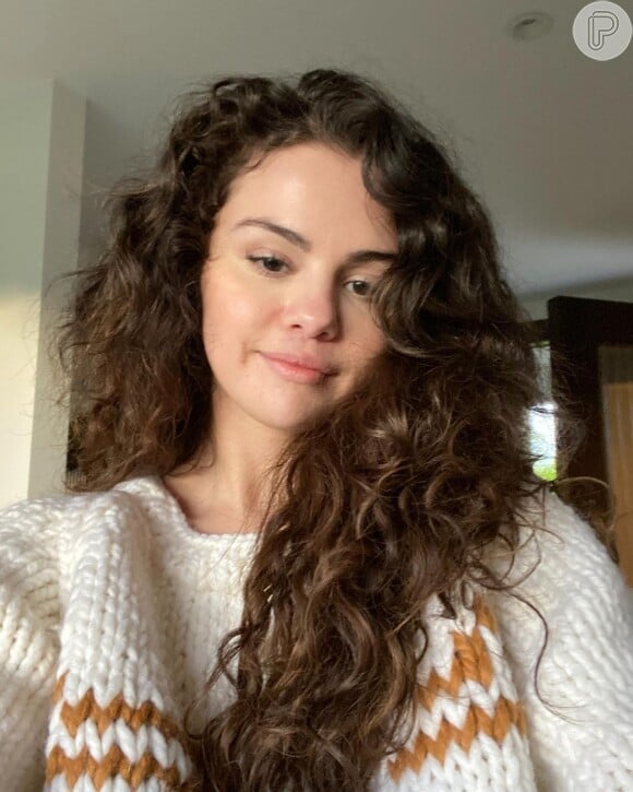 Sem filtro e sem maquiagem: Selena Gomez expõe na sua beleza real em publicações no Instagram