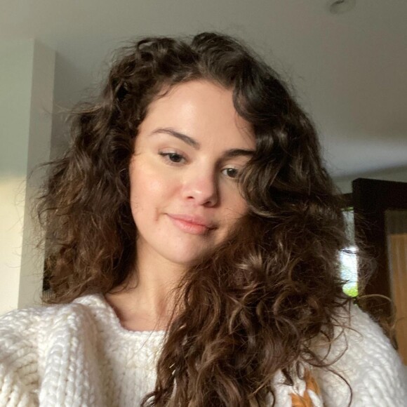 Sem filtro e sem maquiagem: Selena Gomez expõe na sua beleza real em publicações no Instagram