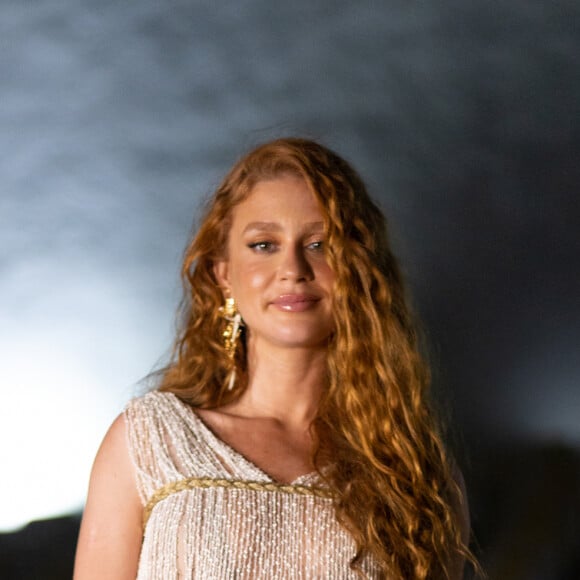 Marina Ruy Barbosa deu toque ainda mais leve à produção com um vestido de franjas brilhosas