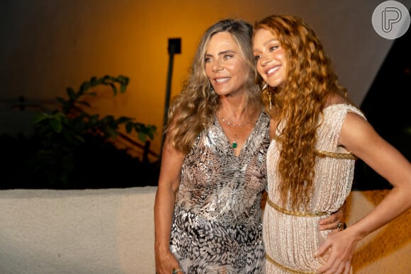 Com cabelos cacheados, Marina Ruy Barbosa posou com Bruna Lombardi nos bastidores do evento