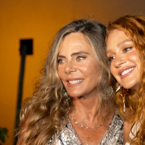 Com cabelos cacheados, Marina Ruy Barbosa posou com Bruna Lombardi nos bastidores do evento