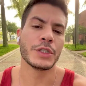Arthur Aguiar rebateu críticas após filha ser internada