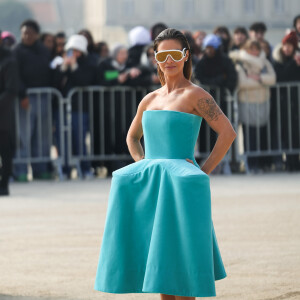 Andressa Suita apostou em um vestido azul com caimento assimétrico para prestigiar a Semana de Moda de Paris