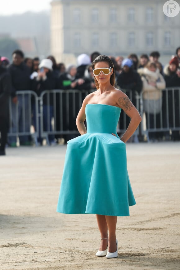 Andressa Suita apostou em um vestido azul com caimento assimétrico para prestigiar a Semana de Moda de Paris