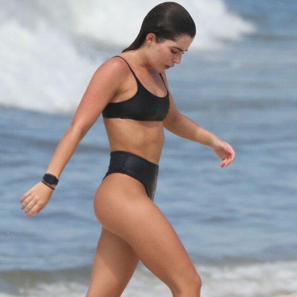 Em fevereiro de 2023, Jade Picon foi flagrada com um biquíni largo nas laterais, mas do fio-dental ela não abre mão!