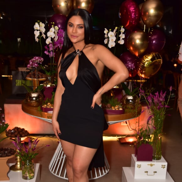 Mileide Mihaile apostou em um vestido preto com decote para aniversário