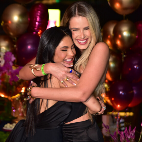 Mileide Mihaile ganhou abraço da amiga Yasmin Brunet