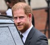 Príncipe Harry fez uma visita surpresa ao Reino Unido nesta segunda-feira (27). É a primeira vez que o monarca volta ao país desde o funeral da avó, a Rainha Elizabeth II