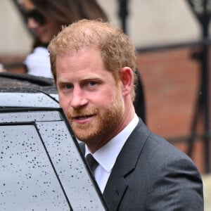 Príncipe Harry fez uma visita surpresa ao Reino Unido nesta segunda-feira (27). É a primeira vez que o monarca volta ao país desde o funeral da avó, a Rainha Elizabeth II