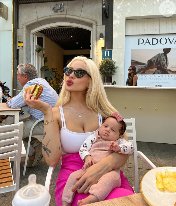 Nos primeiros dias de vida, Cecília, filha de Karoline Lima com Éder Militão, não escutava com o ouvido esquerdo.