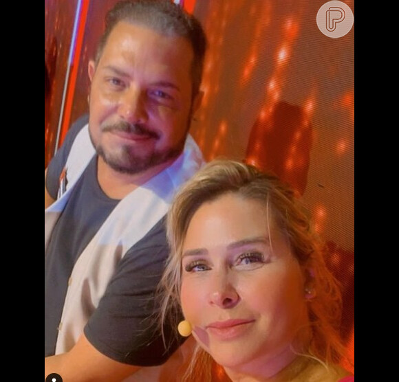 Conrado e a mulher, Andréa Sorvetão, fizeram selfie nas gravações do 'Canta Comigo'