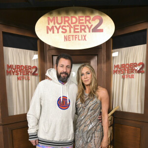 Jennifer Aniston e Adam Sandler são o casal Nick Spitz  e Audrey Spitz em 'Mistério em Paris'