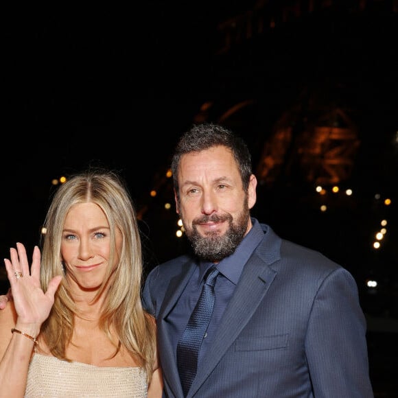 Nick Spitz  e Audrey Spitz, personagens de Aniston e Sandler, precisam desvendar o caso para angariar prestígio para a agência de investigação deles