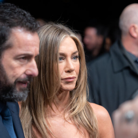 Jennifer Aniston e Adam Sandler protagonizam diversas sequências de ação em 'Mistério em Paris'