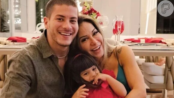 Filha de Arthur Aguiar e Maíra Cardi, Sophia é criticada por publicar foto ao lado dos pais