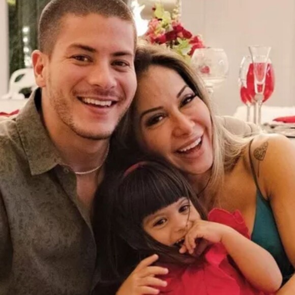 Filha de Arthur Aguiar e Maíra Cardi, Sophia é criticada por publicar foto ao lado dos pais
