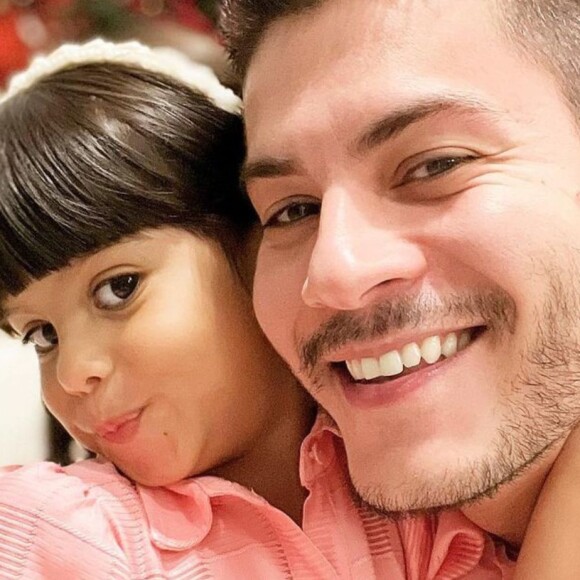 Arthur Aguiar implora após ataques à filha por divórcio: 'Sem xingamentos, por favor'
