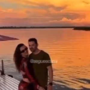 Rafa Kalimann e Antonio Bernardo Palheiros aproveitaram o pôr do sol diante do Rio Negro para namorar