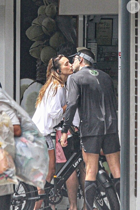 Beijo de Rafa Kalimann em Antonio Bernardo Palheiros não deixou dúvidas de que eles estavam vivendo um affair