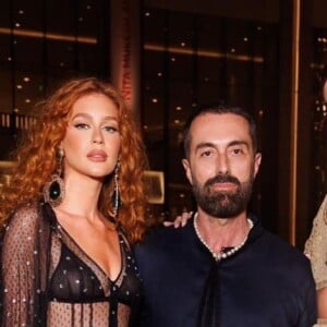 Marina Ruy Barbosa posou com o estilista da marca, da qual é garota-propaganda