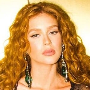 Marina Ruy Barbosa surgiu com os cabelos cacheados e surpreendeu