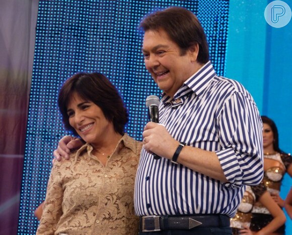 Glória Pires recebe homenagem dos filhos no palco do 'Domingão do Faustão', da TV Globo, em 31 de março de 2013