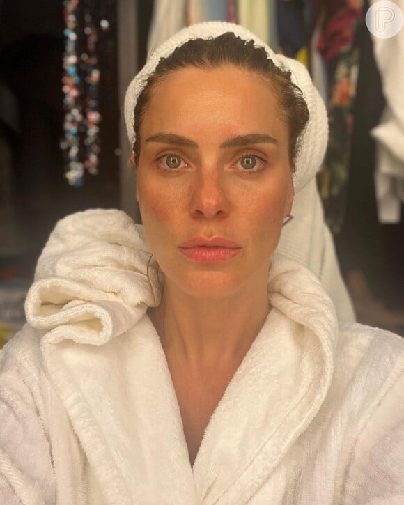 Sem filtro em foto, Carolina Dieckmann revela não ter aplicado maquiagem e encanta internautas