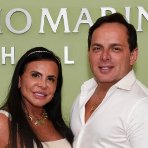 Casada com Esdras de Souza, Gretchen exibiu cintura fina em foto com marido